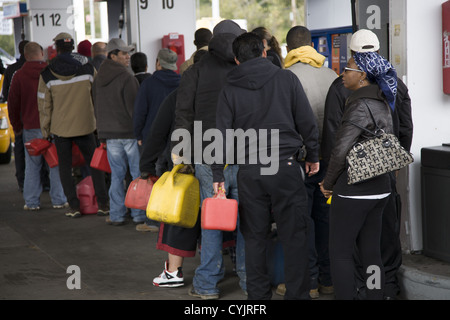 Le linee lunghe per benzina come questo a Brooklyn, NY popped up immediatamente al di sopra del tri-state area a causa dell uragano di sabbia. Foto Stock