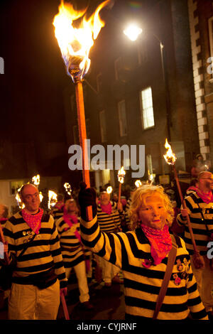 Cliffe falò i membri dell'associazione. Guy Fawkes celebrazione notturna di Lewes, East Sussex, Regno Unito. Foto Stock