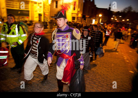 Cliffe falò i membri dell'associazione. Guy Fawkes celebrazione notturna di Lewes, East Sussex, Regno Unito. Foto Stock