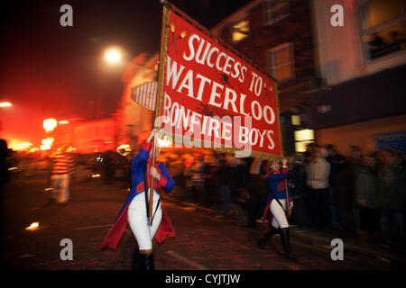 Cliffe falò i membri dell'associazione. Guy Fawkes celebrazione notturna di Lewes, East Sussex, Regno Unito. Foto Stock