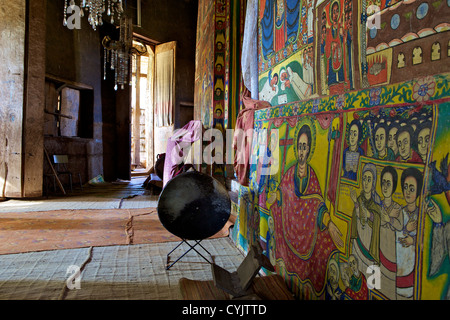 Pitture Murali all'interno del XVI secolo il monastero cristiano e chiesa di Azuwa Maryam, Zege Penisola, Lago Tana, Foto Stock