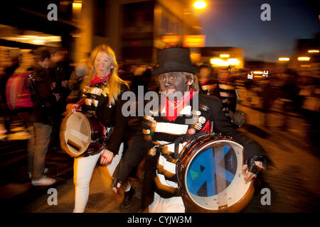 Cliffe falò i membri dell'associazione. Guy Fawkes celebrazione notturna di Lewes, East Sussex, Regno Unito. Foto Stock