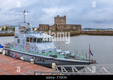 Caricabatterie HMS (P292) nella parte anteriore del Castello di Carrickfergus Foto Stock