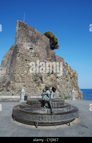 Una statua di una madre e un bambino di fronte al castello normanno a Aci Castello, Sicilia, Italia. Foto Stock