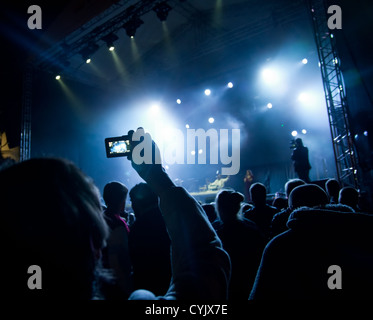 Guardare la gente concerto all'aperto Foto Stock