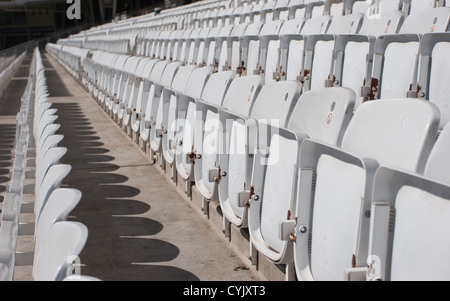 Bianco sedili pieghevoli al Lord's Cricket Ground a St John's Wood, a nord di Londra, Regno Unito Foto Stock