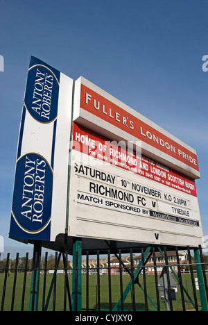 Scheda attrezzatura a richmond athletic club, Surrey, Inghilterra, che mostra anche i nomi degli sponsor Foto Stock