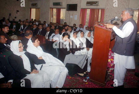 Lega musulmana-N Leader, Zafar Iqbal Jhagra indirizzi con gli avvocati di Karachi Bar Association durante la sua visita al Tribunale della città di Karachi il Martedì, Novembre 06, 2012. Foto Stock