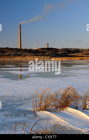 Vale Superstack riflessa in fresco di ghiaccio su Kelly, Lago Maggiore Sudbury, Ontario, Canada Foto Stock