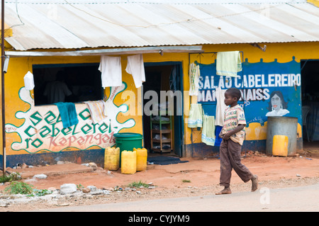 Scena di strada, Namialo, Mozambico settentrionale Foto Stock