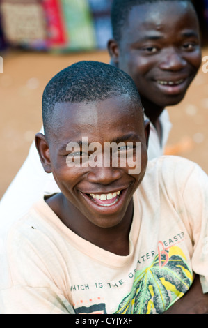 Giovani uomini, Namialo, Mozambico settentrionale Foto Stock