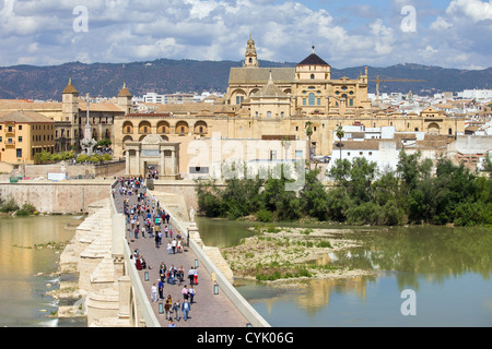 Turisti e popolazione locale sul ponte Romano e Cattedrale Mezquita (Moschea grande) nella città di Cordoba, Spagna. Foto Stock