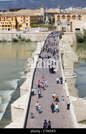 Ponte romano nella città di Cordoba, Spagna, regione Andalusia. Foto Stock