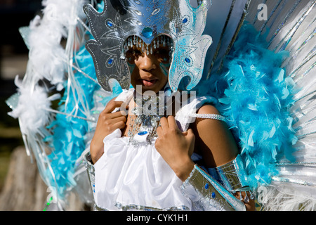 Donna in costume colorfull a St Pauls Afrikan Caribbean Carnival, Bristol, Regno Unito. Foto Stock