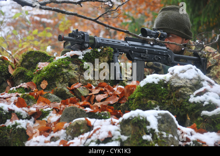 Un soldato italiano dal 183rd Airborne reggimento tira la sicurezza durante una decisa azione di formazione esercizio ambiente , Saber Junction 2012, in corrispondenza del giunto multinazionale Centro Readiness in Hohenfels, Germania, 28 ottobre 2012. Giunzione di Saber 2012, NEGLI STATI UNITI Foto Stock