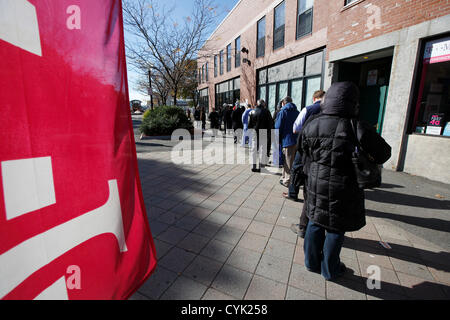 Nov. 6, 2012 - Boston, Massachusetts, USA. Le persone si mettono in linea di voto in East Boston quartiere di Boston, martedì, nov. 6, 2012. Foto Stock