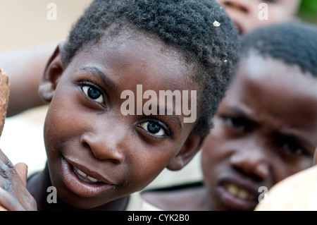 Il bus hawker, Namialo, Mozambico settentrionale Foto Stock