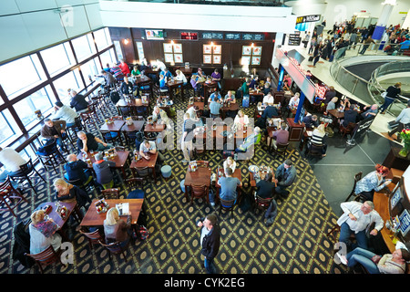 I passeggeri a bordo del Red Lion bar, posseduto da JD Wetherspoons, nel North terminal piazzale dell'aeroporto di Gatwick, Londra Foto Stock