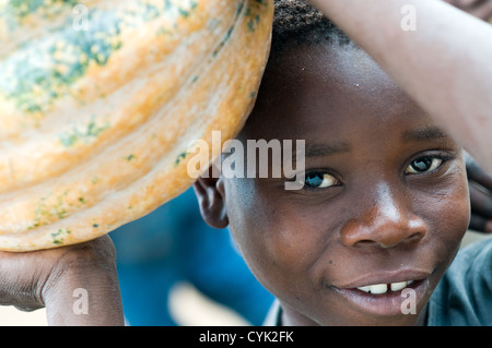 Il bus hawker, Namialo, Mozambico settentrionale Foto Stock