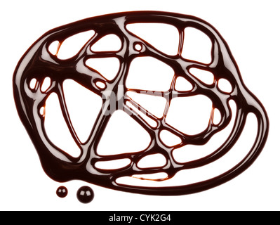 Lo sciroppo di cioccolato gocciolare, isolati su sfondo bianco Foto Stock
