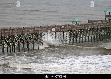 La stoltezza Beach Pier in Carolina del Sud, Stati Uniti d'America, colpiti da grandi onde durante l uragano Sandy, Ottobre 26, 2012 Foto Stock