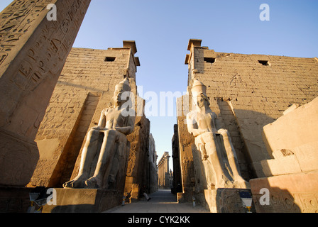 LUXOR, Egitto. Un alba vista dei colossi di Ramses II all'ingresso del tempio di Luxor. 2009. Foto Stock