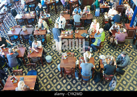 I passeggeri a bordo del Red Lion bar, posseduto da JD Wetherspoons, nel North terminal piazzale dell'aeroporto di Gatwick, Londra Foto Stock