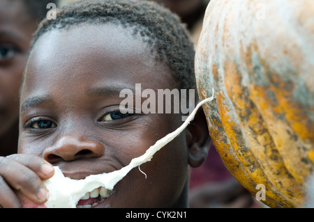 Il bus hawker, Namialo, Mozambico settentrionale Foto Stock