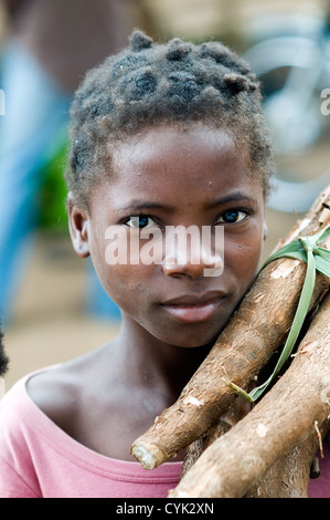 Il bus hawker, Namialo, Mozambico settentrionale Foto Stock