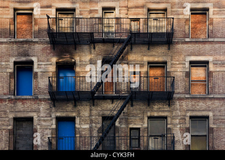 Facciata con fuoco al salvataggio di una vecchia casa in New York Foto Stock