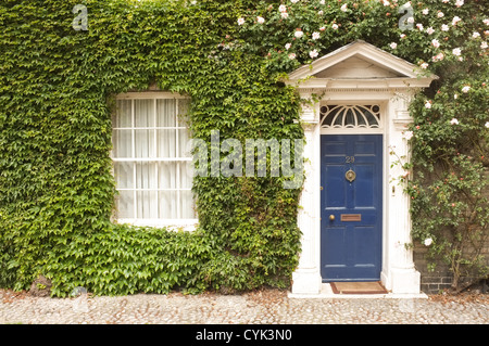 Un bel vecchio e tradizionale edificio a Norwich, Cattedrale vicino - Norwich, Norfolk, Regno Unito Foto Stock