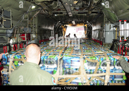 107Th Airlift Wing prelevare le 30.000 bottiglie di acqua a Stewart Air National Guard Base in Newburg, N.Y. prima della loro testa a Repubblica aeroporto, Farmingdale, NY. Tech Sgt Alan Frankosky, Tecnico di volo osservato il Cargo Bay è completamente caricato. Nov. 2, 2012 Foto Stock