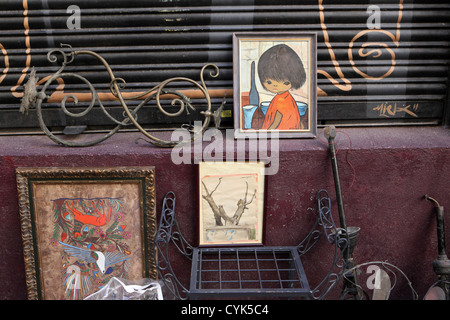 Bric-a-brac per la vendita, El Rastro flea domenica street market, Madrid, Spagna Foto Stock