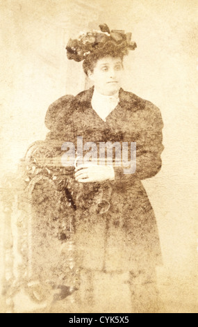 Donna vittoriana ritratto in studio circa 1890s dal fotografo J.L. Howe di Penarth South Wales UK Foto Stock