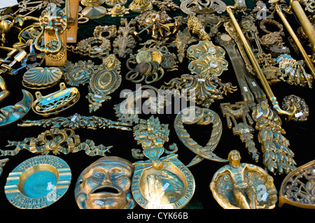 Argentina. Buenos Aires. San Telmo. Mercato delle pulci. Pressione di stallo di antiquariato. Foto Stock