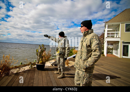 New Jersey aria guardie nazionali dal 108th ala forniscono sicurezza overwatch della baia per cercare potenziali saccheggiatori il Nov 3. Il 108th ala membri assistono l'applicazione della legge nel garantire le aree di spiaggia di mattone Township. New Jersey Foto Stock