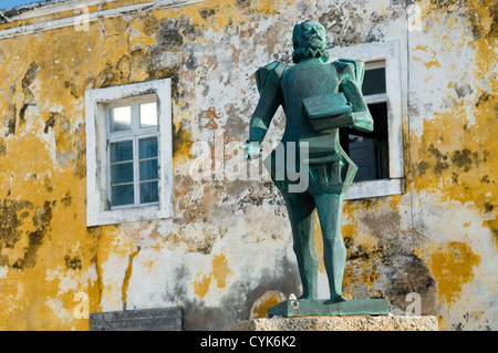 Statua di Luis Camoes, città alta, Ilha de Mozambico Mozambico Foto Stock