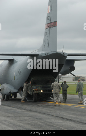 I membri dell'Ohio e Mississippi National Guard per caricare una U. S. Esercito Humvee sul bordo di una U. S. Air Force C-27J sulla Akron-Canton aeroporto regionale, Verde, Ohio, nov. 3, 2012. L'Humvee verrà utilizzato per sostenere sforzi di soccorso del New York Na Foto Stock