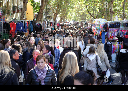 Occupato affollata vista aerea di domenica strada del mercato di El Rastro, Madrid, Spagna Foto Stock