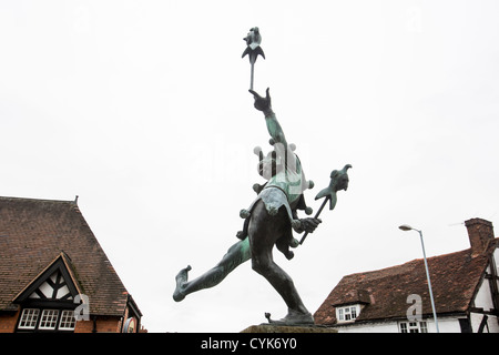 Una scultura di 'Touchstone', lo stolto, Shakespeare's "Come vi piace" su Henley Street, Stratford-Upon-Avon, Regno Unito Foto Stock