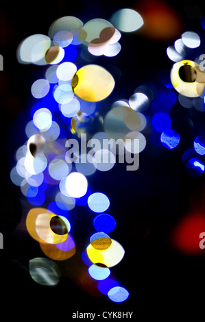 Al di fuori della Messa a fuoco le luci di Natale su un al di fuori dell albero di Natale Foto Stock