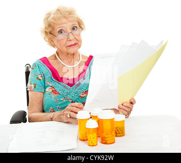 Disabili donna senior, infelice per il montaggio spese mediche. Sfondo bianco. Foto Stock