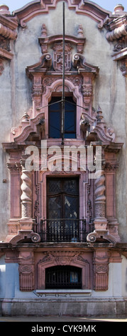 Santiago. Il Cile. Sud America. Dettaglio dell'architettura coloniale a casa in Colorado. (MR) Foto Stock