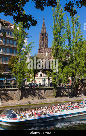 Batorama escursioni turistiche in barca, Ill crociera sul fiume, cattedrale di Strasburgo, Alsazia, Francia Foto Stock