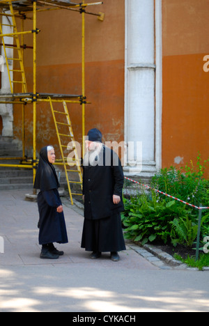 Nun monaco parlando sacerdote nero ortodossi russia Foto Stock