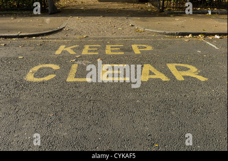 Tenere giallo chiaro segno di strada, scritta su strada in ingresso al parco in Lincoln' s Inn campi, Holborn, Londra, Foto Stock