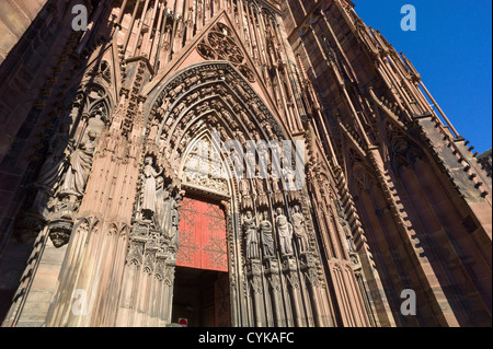 Strasburgo, Notre Dame cattedrale gotica del XIV secolo, portale a destra, al timpano stipite statue, Alsazia, Francia, Europa Foto Stock