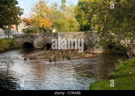 Il XV Secolo di pietra packhorse ponte sopra il fiume a Clun Clun nello Shropshire, Regno Unito Foto Stock