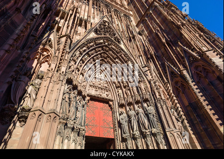 Strasburgo, Notre Dame cattedrale gotica del XIV secolo, portale a destra, al timpano stipite statue, Alsazia, Francia, Europa Foto Stock