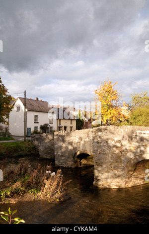 Il centro storico del XV secolo in pietra ponte packhorse nel villaggio di Clun, south Shropshire REGNO UNITO Foto Stock